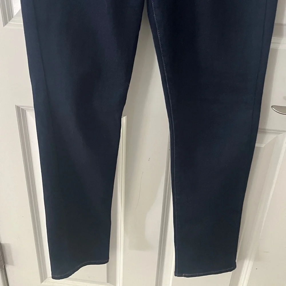 Levi’s Mid Rise Super Dark Blue Skinny Jeans w/ stretch. Size 8